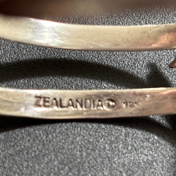 Zealandia 925 14KGF Cuff Hand Carved Fossilized Walrus Tusk Bees Peridot Unique - Picture 10 of 16
